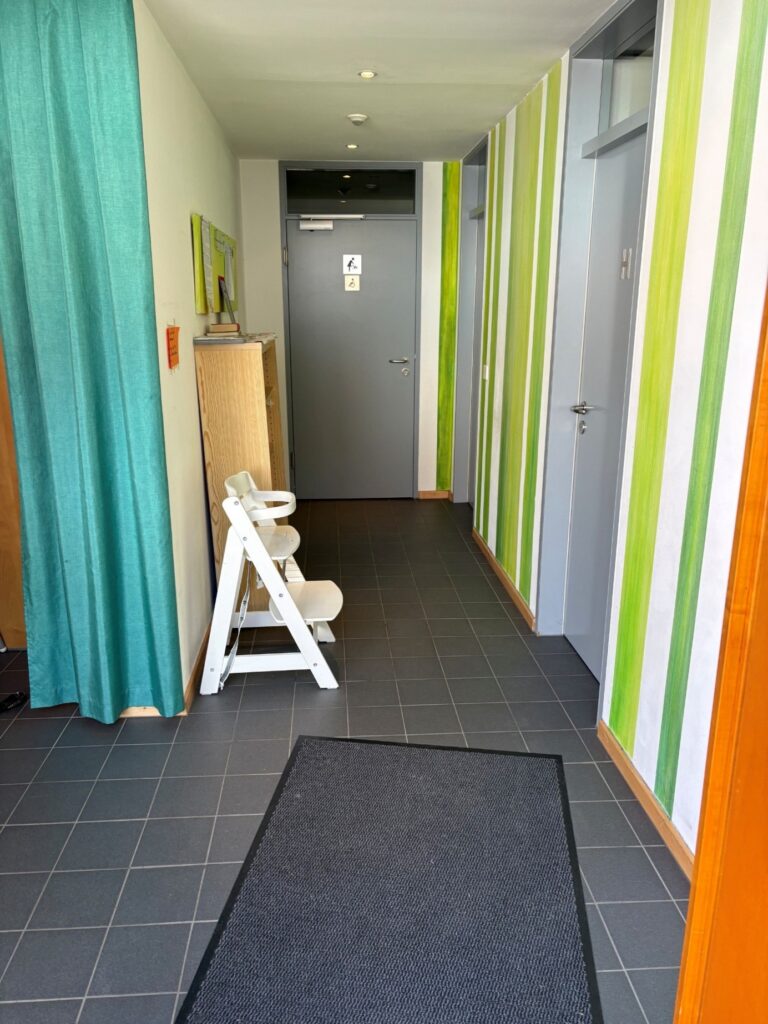 Galeriegebäude: Flur zu den Toiletten